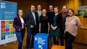 Das Bild zeigt eine Gruppe von acht Vertreter*innen auf der 9. Kommunalen Nachhaltigkeitstagung NRW.