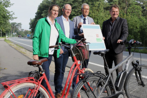 v. l. Manuela Rose, Straßen.NRW; Thomas Tappe, Bürgermeister Halle (Westf.); Sven-Georg Adenauer, Landrat des Kreises Gütersloh; Martin Adamski, Dezernent für Umwelt, Mobilität, Klimaschutz und Gesundheit