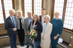 Hießen die neue Schulrätin Kathrin Clausen (m.) willkommen: (v. l.) Schulamtsdirektor Eduard Rammert, Leiterin des Amtes für Schule, Susanne Beckmann, Schuldezernent Dr. Udo Witthaus, Schulrat Holger Meyer, Schulamtsdirektorin Karin Tscherniak, Dr. Iris Hohberg, Regierungsschuldirektorin Grundschulen bei der Bezirksregierung Detmold