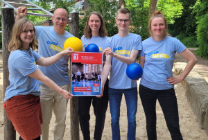 Foto: v.l. Tobias Klinker (Windflöte), Sophie Kemp (SC Bielefeld 04/26), Kyra Sturm (Sportjugend Bielefeld), Katharina Höcker (Bielefeld United) und Ingo Nürnberger (Dezernent für Soziales und Integration) möchten noch mehr Bielefelder Kinder in Bewegung bringen
