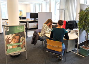 Eine Bürgerin bei der Energieberatung in der Bauberatung. Foto: Stadt Bielefeld