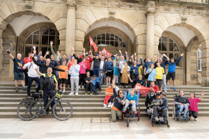 Die Teilnehmerinnen und Teilnehmer des Fackellaufs für die NRW-Special-Olympics