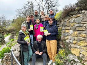 Präsentieren die aktuelle Ausgabe des Magazins „natur erleben“ im Winzer’schen Garten am Johannisberg (von links oben): Sven Dodenhoff (Bauamt), Luise Leßmann und Ernst Heitlinger (Gesellschaft Winzer’scher Garten GWG), Sebastian Bunzel (Sportamt), Heike Meyer zu Bentrup (Umweltamt), Almut Fortmeier (Dezernat für Schule, Bürger, Kultur, Sport), Beate Kleinewietfeld (deteringdesign), Michaela Hagmeister (Umweltamt), Malin Stuckmann (UWB) und sitzend Holger Dainat (GWG). Foto: Umweltbetrieb/Stadt Bielefeld