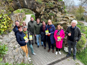 Präsentieren die aktuelle Ausgabe des Magazins „natur erleben“ im Winzer’schen Garten am Johannisberg (von links): Ernst Heitlinger (Gesellschaft Winzer’scher Garten GWG), Malin Stuckmann (Um-weltbetrieb), Luise Leßmann (GWG), Michaela Hagmeister (Umweltamt), Sven Dodenhoff (Bauamt), Sebastian Bunzel (Sportamt), Heike Meyer zu Bentrup (Umweltamt), Beate Kleinewietfeld (detering-design), Almut Fortmeier (Dezernat für Schule, Bürger, Kultur, Sport) und Holger Dainat (GWG). Foto: Umweltbetrieb/Stadt Bielefeld