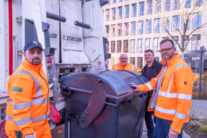 Jörg Möller (Fahrer in Abfallentsorgung des UWB), Ulrich Pohlmann (Abteilungsleiter Werkstätten/Fuhrpark im UWB), Martin Adamski (Umweltdezernent) und Matthias Seipel (Erster und Technischer Betriebsleiter des UWB) stellen das E-Abfallsammelfahrzeug vor,