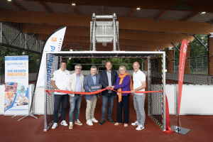 Eröffnen feierlich die neue Freilufthalle an der Rußheide: v.l. Klaus Böhm, Leiter des Sportamtes, Dr. Udo Witthaus, ehemaliger Sportdezernent Stadt Bielefeld; Detlef Berthold, Staatskanzlei NRW; Volker Wilde, Präsident Stadtsportbund Bielefeld e.V.; Birgit Beckermann, Sportdezernentin Stadt Bielefeld; Simon Böer, Vorstandsvorsitzender Stadtsportbund Bielefeld e.V.; Foto: Stadt Bielefeld/KlausHansen