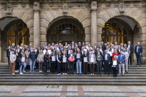 Oberbürgermeister Pit Clausen würdigte 31 Unternehmen aus Bielefeld mit dem begehrten Prädikat „Ausgezeichnet Familienfreundlich“. Der Einladung ins Alte Rathaus folgten zahlreiche Unternehmensvertreterinnen und -vertreter. Foto: Stadt Bielefeld