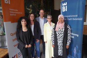 Freuen sich auf viele Bewerbungen (v. l.): Tülay Zengingül, Leitung der Abteilung Integration als Querschnittsaufgabe im Kommunales Integrationszentrum, Martina Kellner, Stiftung Solidarität, Ingo Nürnberger, Dezernent für Soziales und Integration, Murisa Adilovic und Asma Ait Allali, Bielefelder Integrationsrat, Foto: KI Bielefeld