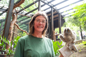 Tierpflegerin Andrea Guennemann mit einer jungen Waldohreule, die vor kurzem in der Greifvogelauffangstation in Olderdissen aufgenommen wurde und perspektivisch wieder ausgewildert wird. Foto: Umweltbetrieb / Stadt Bielefeld 