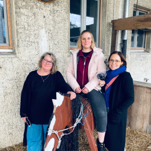 Julia Breiter (Mitte) und Patrizia Wonderschütz (rechts) sprachen mit Ulrike Twelker über die inklusiven Ferienspiele am Halhof.