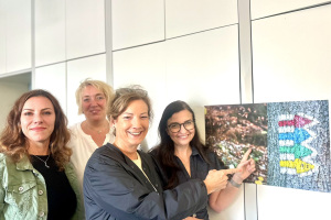 Da geht's lang: (v.l.) Natascha Hesse (Jobcenter Arbeitplus), Diana Glanz (Agentur für Arbeit), Monika Kruse (Gleichstellungsstelle Stadt Bielefeld) und Claudia Pipos (REGE) haben wichtige Anlaufstellen und Beratungsangebote für Familien in Bielefeld online gebündelt. Foto: Stadt Bielefeld