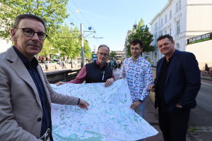 (von links) Olaf Lewald, Leiter des Amtes für Verkehr, Stefan Tritschler vom Planungsbüro, Projektleiter Patrick Voss vom Amt für Verkehr sowie Martin Adamski, Dezernent für Umwelt, Mobilität, Klimaschutz und Gesundheit. Foto: Stadt Bielefeld