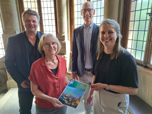 Die Stadt Bielefeld stellt die Weichen für klimafreundliche Wärmeversorgung; (v.l.n.r.):  Umweltdezernent Martin Adamski, Birgit Reher (Umweltamt Stadt Bielefeld), Stadtwerke-Geschäftsführer Rainer Müller, Katharina Wecken (Stadtwerke Bielefeld), Foto: Stadt Bielefeld