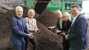 Kern der neuen Zusammenarbeit: (von links) Thorsten Aust (Geschäftsführer der Abfallbeseitigungs-GmbH Lippe (ABG)), Dr. Ute Röder, Bert Schuhmacher (BezREg Detmold), Beatrix Wallberg (Dezernentin für Kataster und Vermessung, Umwelt, Planen und Bauen beim Kreis Herford) und Bielefelds Umweltdezernent Martin Adamski halten im Kompostwerk des Kreises Lippe das Endprodukt in ihren Händen. Foto: Kreis Lippe 