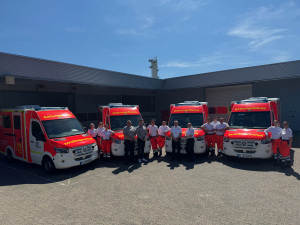 Im Einsatz für den Rettungsdienst der Stadt Bielefeld: Das Team der ASB DRK JUH Rettungsdienst Bielefeld gGmbH mit den vier neuen Krankentransportwagen. Foto: Stadt Bielefeld