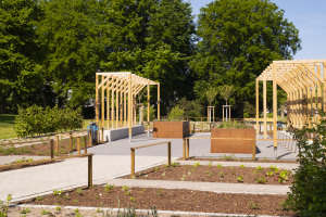 Ein neues Entree mit Sitzmauer und Hochbeet bildet einen der zahlreichen barrierefreien Eingänge in die Parkanlage. Foto: Stadt Bielefeld/Umweltbetrieb