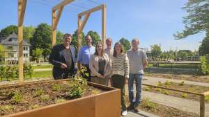 Freude über die Wiedereröffnung des Rosengartens: (von links) Martin Adamski (Umweltdezernent der Stadt Bielefeld), Matthias Seipel (Erster und Technischer Betriebsleiter im UWB), Jennifer Köster, Christoph Hermelingmeier (beide Abteilung Freianlagenplanung im UWB), Maischa Woyna (Umweltamt) und Wilfried Kanngiesser, Geschäftsführer der ausführenden Firma Roehse & Fischer GmbH. Foto: Stadt Bielefeld/Umweltbetrieb
