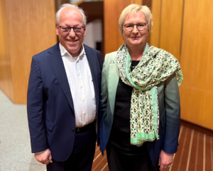 Erster Gratulant: OB Pit Clausen beglückwünscht die neugewählte Dezernentin Birgit Beckermann. Foto: Stadt Bielefeld