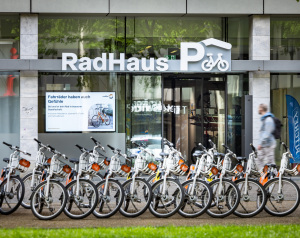 Das RadHaus am Niederwall 8 ist eine von rund 60 Stationen in Bielefeld, an denen die Leihräder zur Verfügung stehen. Foto: moBiel / Sarah Jonek