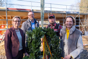 Feiern das Richtfest des neuen Begegnungshauses (v.l.): Oberbürgermeisterin Dr. Christiana Bauer, UWB-Betriebsleiter Matthias Seipel, Zimmerer Dennis Wünsche und Jennifer Erdmann, Vorsitzende des Vorstands der Sparkasse Bielefeld. Foto: UWB/Stadt Bielefeld 