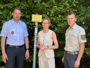 Am Waldrettungspunkt oberhalb der Ochsenheide (v.l.): Maximilian Rempe (Feuerwehramt), Oberbürgermeisterin Dr. Christiana Bauer und Henrik Jazwinski (Umweltbetrieb). 
