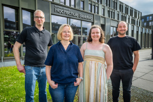 Das Organisationteam im Gruppenbild vor der Hochschule Bielefeld