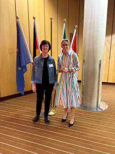 Rechts Oberbürgermeisterin Bauer und links Seniorenratsvorsitzende Worms bei der konstituierenden Sitzung im Ratssaal.