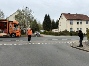 Ein Fotograf fotografiert einen Mitarbeiter der Stadt Bielefeld bei der Arbeit. Foto: Stadt Bielefeld