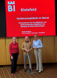 Drei Personen vor einem Videoscreen, darunter die Oberbürgermeisterin Bauer und Vorsitzender Bruder. Foto: Stadt Bielefeld