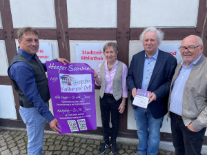 Von links Holger Bittner, Bezirksamt Heepen; Adelheid Speer, Stadtteilbibliothek Heepen; Bezirksbürgermeister Holm Sternbacher; Jürgen Utecht, Interessen- und Werbegemeinschaft Heepen 
