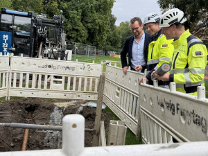 Von links: Dr. Nils Neusel-Lange (Geschäftsführer Bielefelder Netz), Jan-Paul Speer (Projektleiter Baumaßnahme) und Stefan Kronshage (110-kV-Projektkoordinator) inspizieren die 110-kV-Baumaßnahme im Kunsthallenpark. Foto: Lisa Teichler/Stadtwerke Bielefeld.