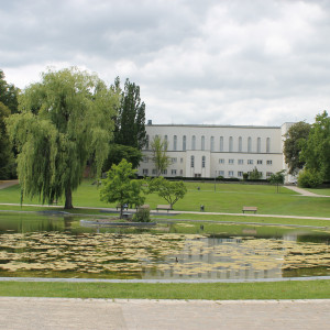 Bürgerpark mit der Oetkerhalle im Hintergrund