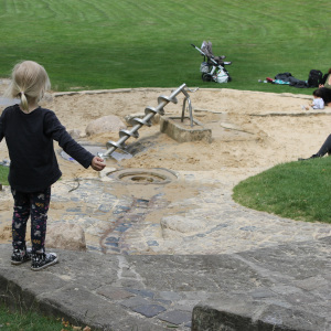 Kind auf einem Spielplatz