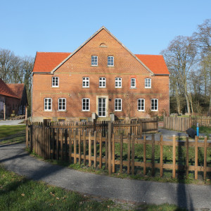 Ostfassade des Haupthauses mit „Gemüse-Erlebnis-Garten“