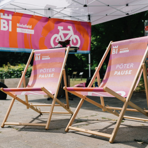 Zwei Liegestühle im Design der Kampagne "Bielefeld fährt Rad"