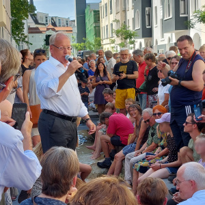 Oberbürgermeister Clausen hält eine Rede zur Einweihung des Lutterkanals