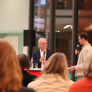 OB Pit Clausen bei Bielefeld im Dialog mit Moderator Timo Fratz - vor Publikum