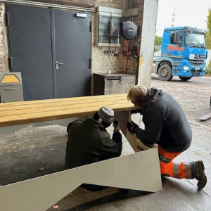 Aufbau der Möbel auf dem Bauhof