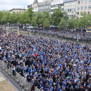Fans feiern mit der Mannschaft