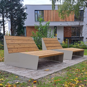 Liegebänke am Dirschauer Spielplatz in Hillegossen.