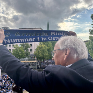 Oberbürgermeister Pit Clausen feiert auf dem Rathausbalkon