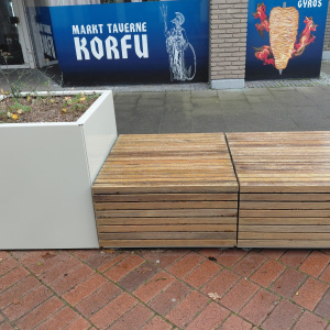 Sitzbank mit Pflanzkasten auf dem Marktplatz in Jöllenbeck.