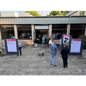 Die Menschen bei der Beteiligungsveranstaltung zur StadtBahn-Verlängerung in den Norden konnten die Pläne diskutieren: Foto: Stadt Bielefeld