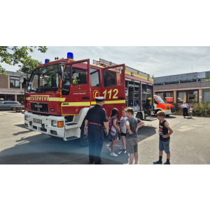 Kinder der Jugendfeuerwehr Jöllenbeck vor einem Einsatzfahrzeug