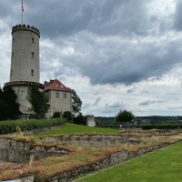 Obere Burg mit Ausgrabungsfläche; © Stadt Bielefeld Umweltamt