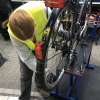 Jugendliche repariert Fahrrad
