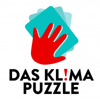 Es ist eine rote Hand auf drei türkisen Karten zu sehen. Darunter steht in großen Buchstaben "Das Klima Puzzle" wobei das i ein rotes Ausrufezeichen ist. 