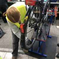 Jugendliche repariert Fahrrad